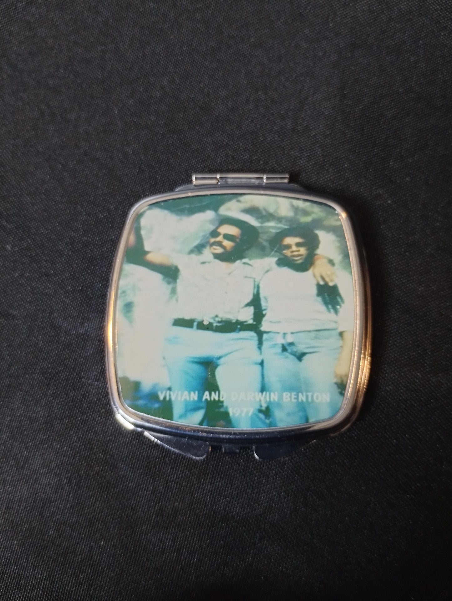 Photo cosmetic compact mirror