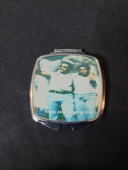 Photo cosmetic compact mirror